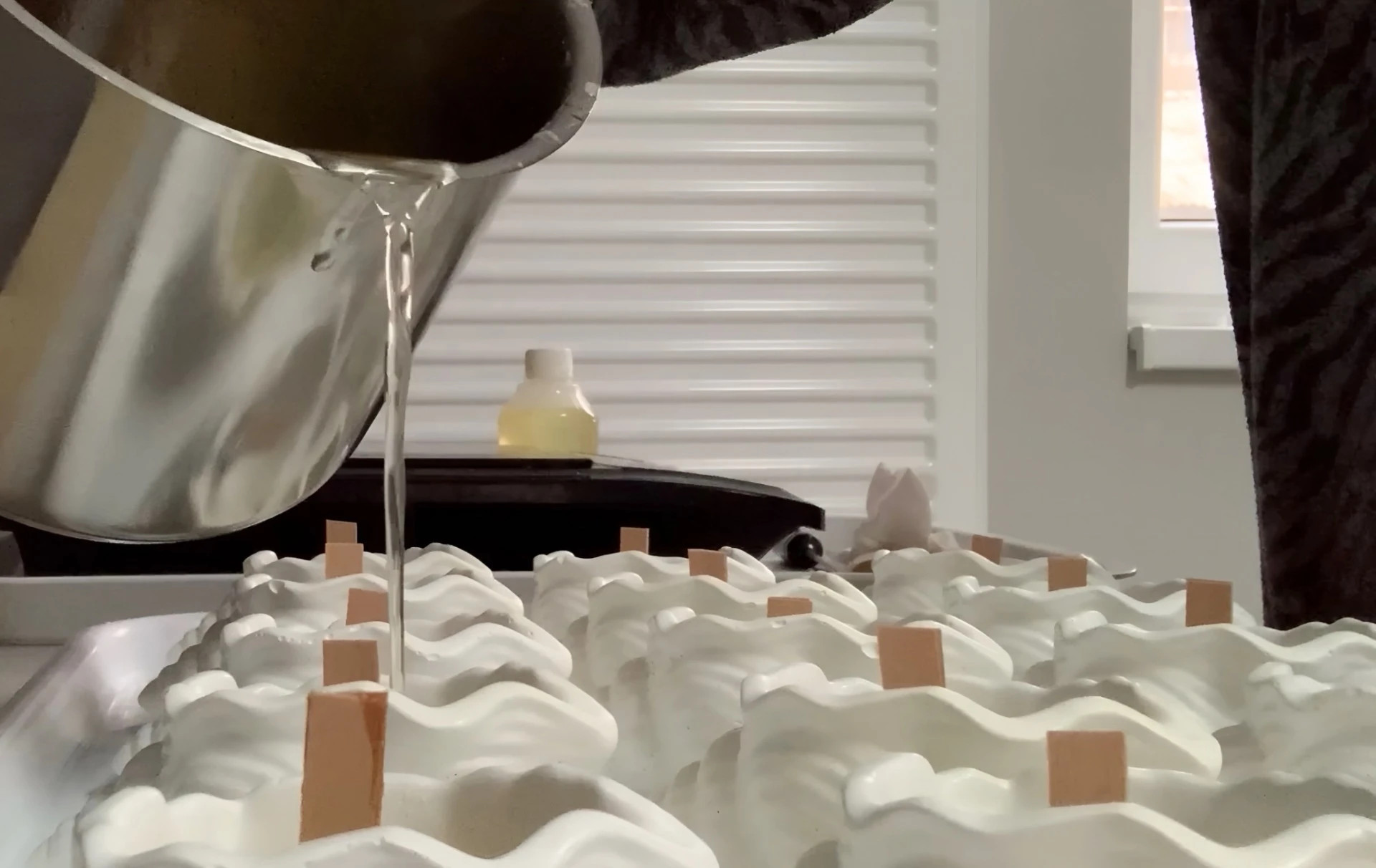 Turnare în recipiente după ce am poziționat corespunzător fitilul