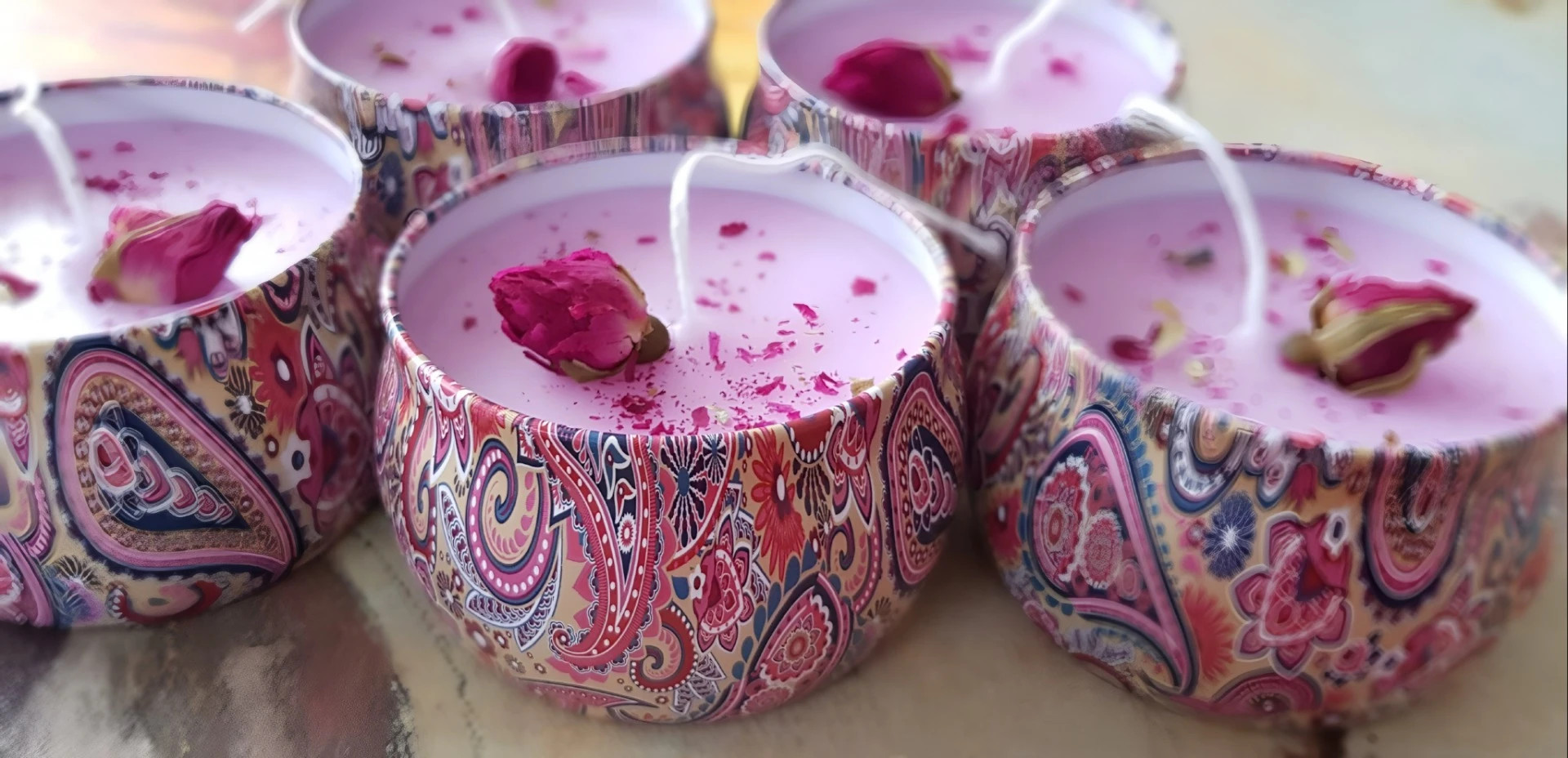 Lumânări din ceară de soia cu parfum de trandafiri în recipient metalic